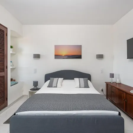 Appartement With 3 Swimming Pools Near The Old Town